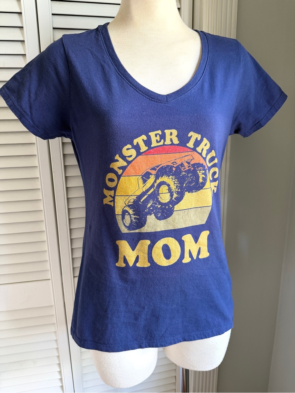 S🫆Monster Truck Mom Retro Sunset Vintage Navy Blue V-Neck Short Sleeve T-Shirt